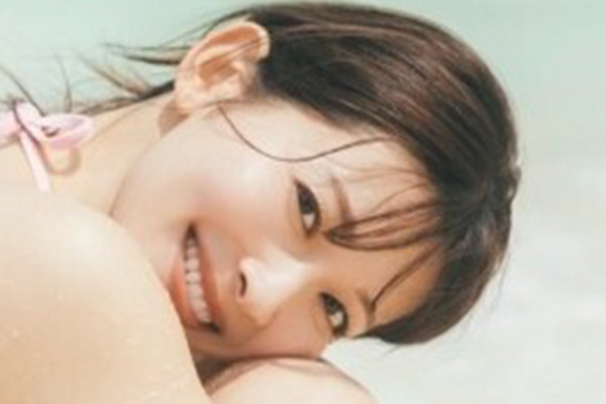 フォトブックをリリースする山本里菜。まぶしいピンクビキニ姿に絶賛の声が広がっている（画像・山本里菜のInstagram「rinayamamoto_0622」より）