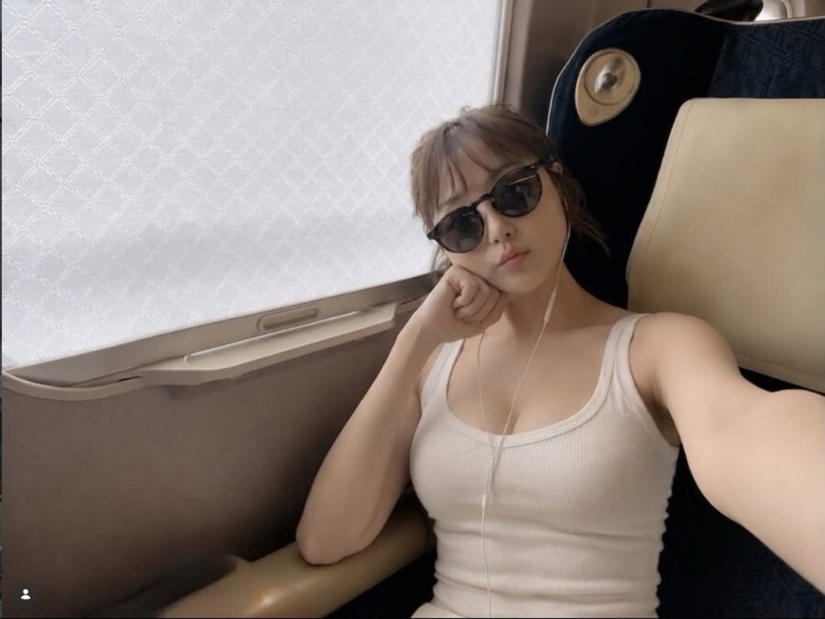 新幹線車内でバストを強調したタンクトップ姿を披露した鈴木奈々（画像・鈴木奈々のInstagram「nana_suzuki79」より）