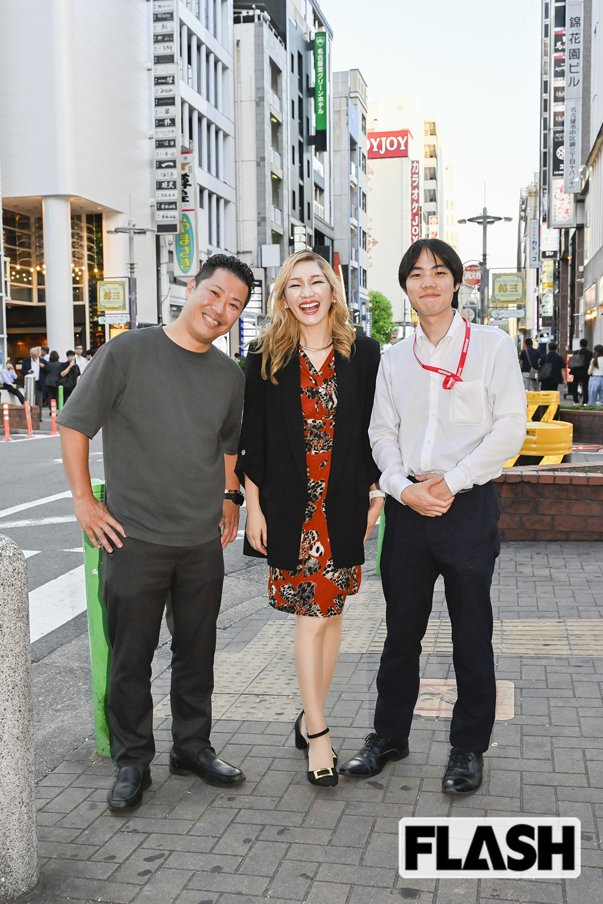 エリー妃沙子が錦を歩くと、さっそく顔馴染みのカラオケ機器会社の営業マンから声をかけられた（写真・ともゆき）