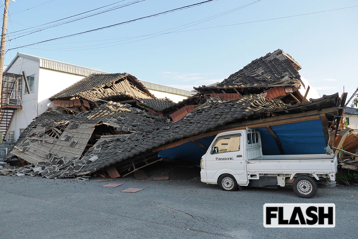 7月の熊本地震では家屋の倒壊が相次いだ。既存の保険で十分か、備えを再考したい（写真・梅基展央）
