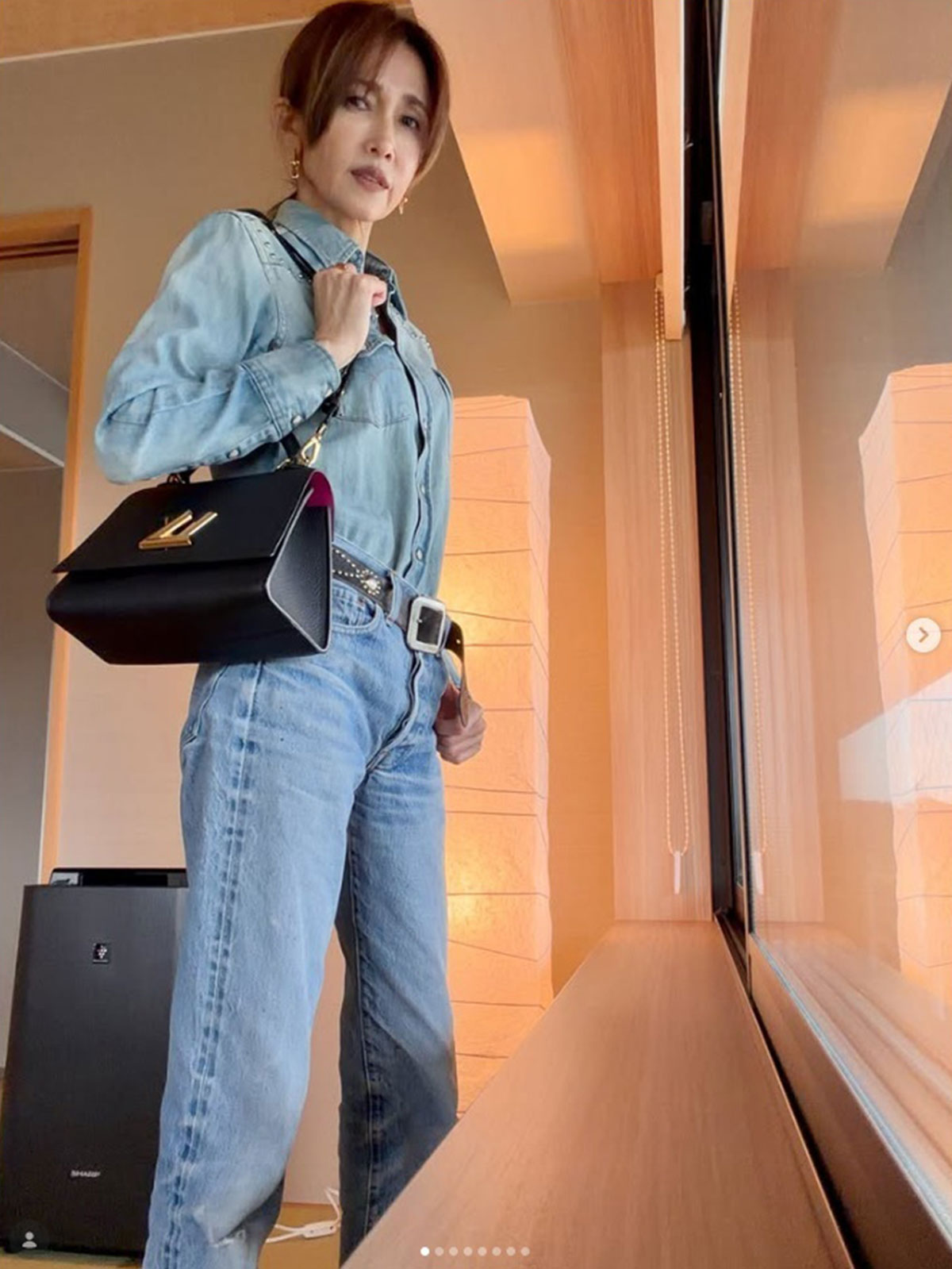 デニムのセットアップを着た工藤静香。痩せた姿に体調面を心配する声があがっている（写真・本人Instagramより）