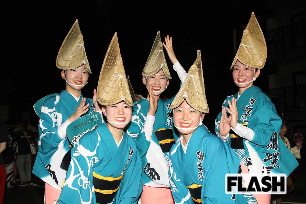 2歳から阿波踊りで踊っているという胡蝶蓮の高校3年生（右下）。「写真を撮られても気づいていないので、気にしてません」