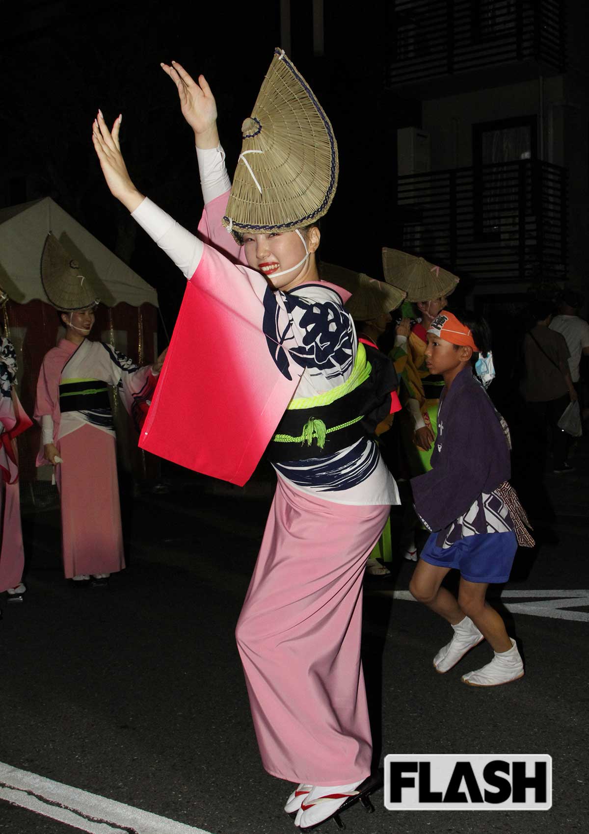 天翔連の23歳女性は、親と10年前に高円寺に住んでいたのをきっかけに踊りを始めて10年め。「私たちが躍る写真に変なコメントつける人って、3割くらいかな」