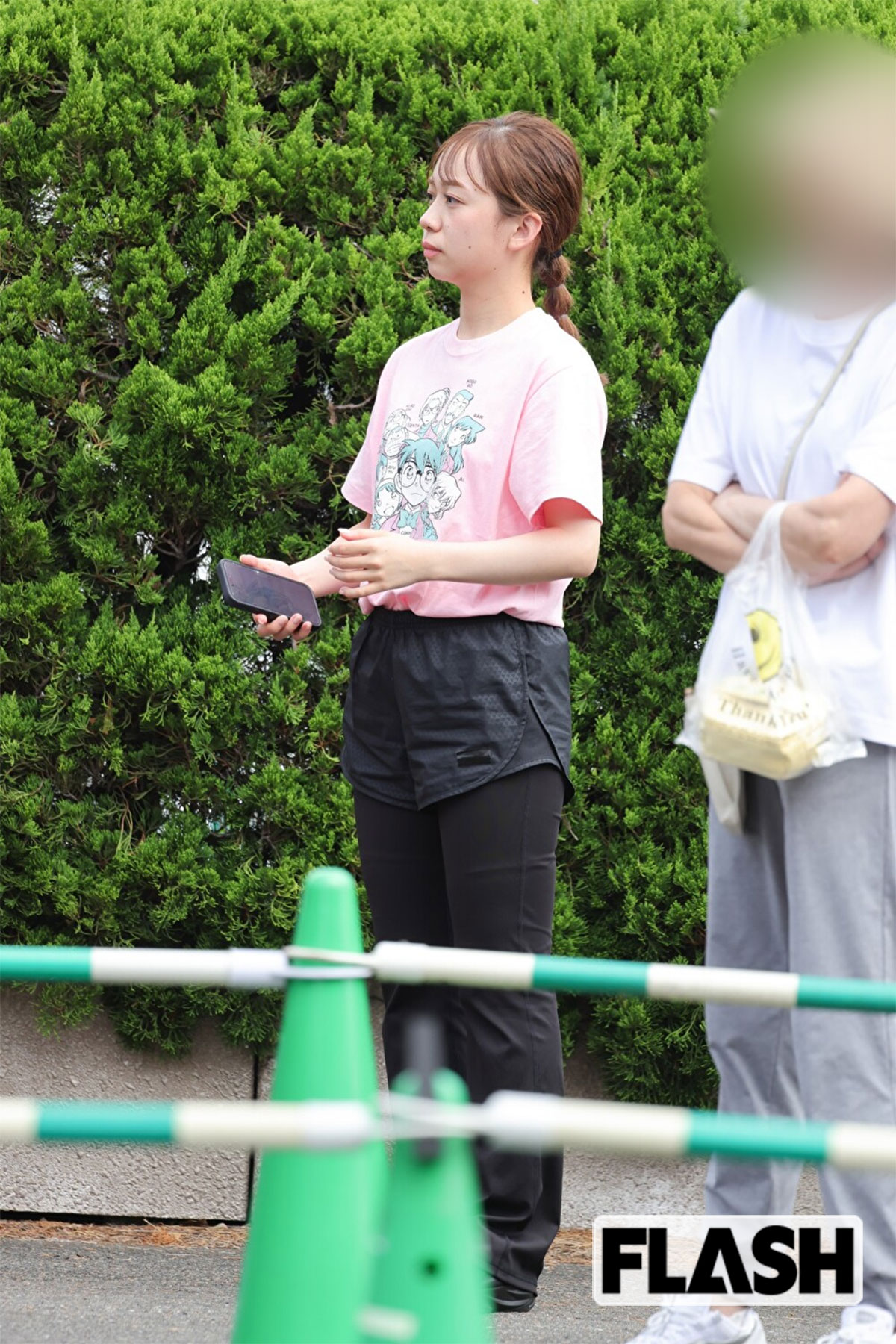 マラソンを走る星野真里を見つめる浦野モモアナ