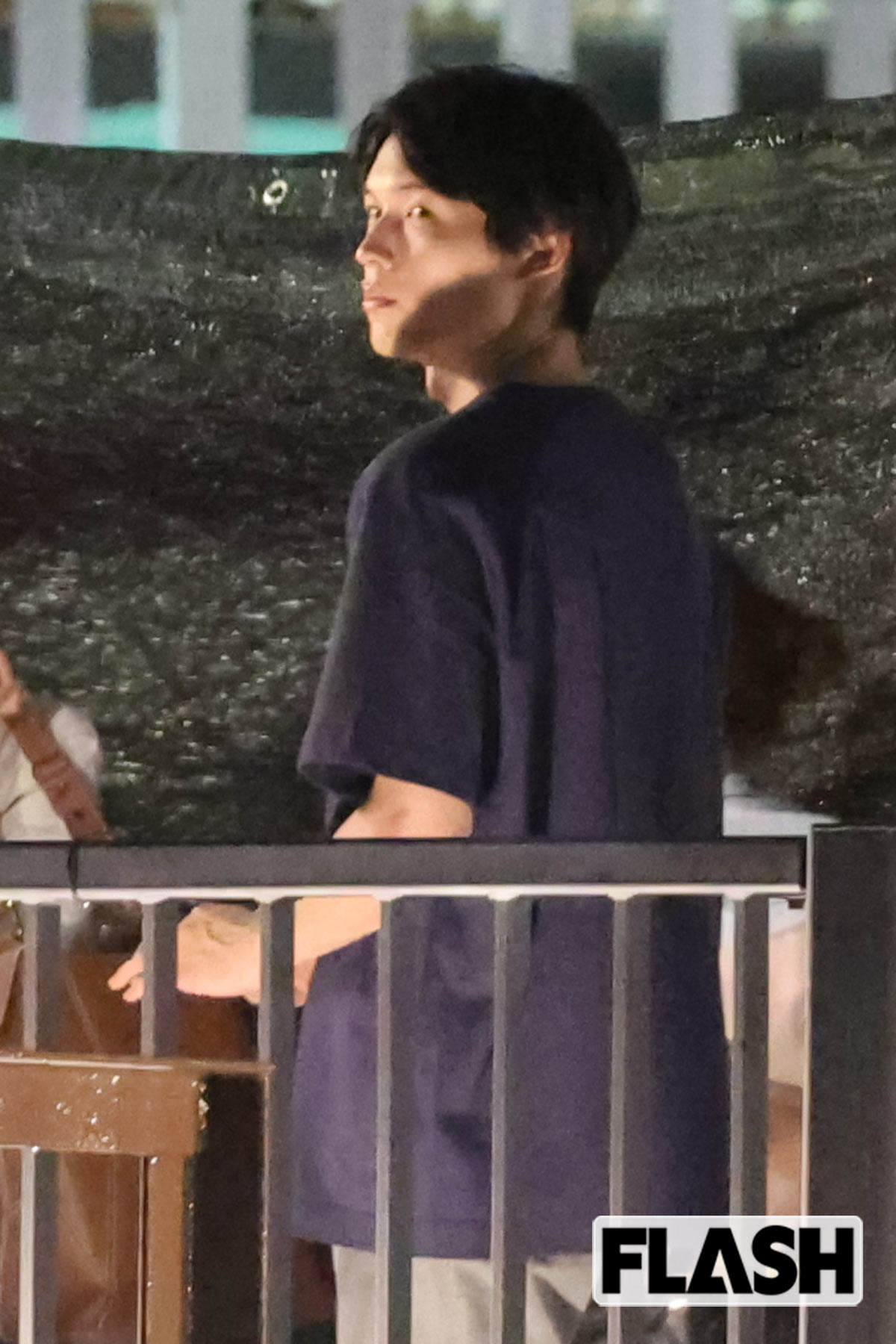 鋭い目つきで待機する松村北斗