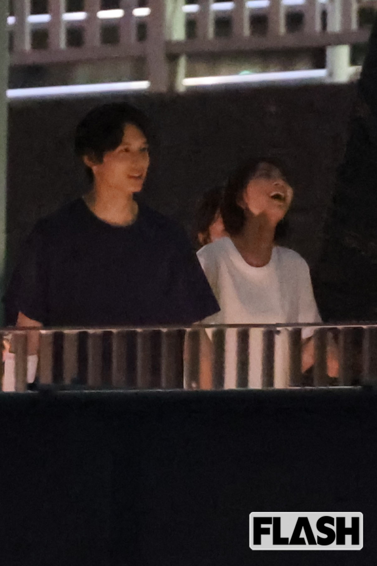 爆笑する岡崎紗絵の横で微妙な表情を浮かべる松村北斗