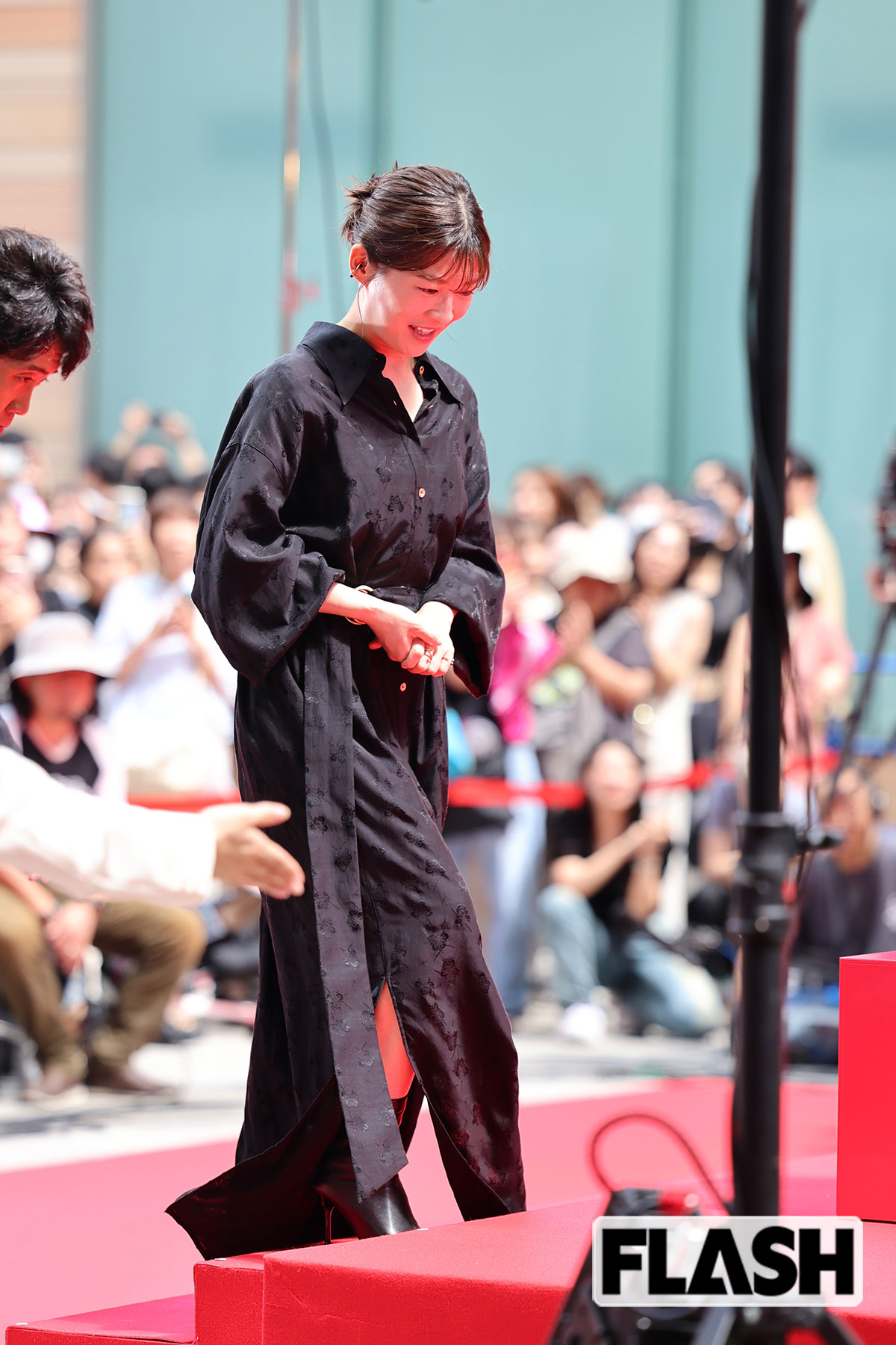 シックな黒で統一したスタイルを披露した伊藤沙莉