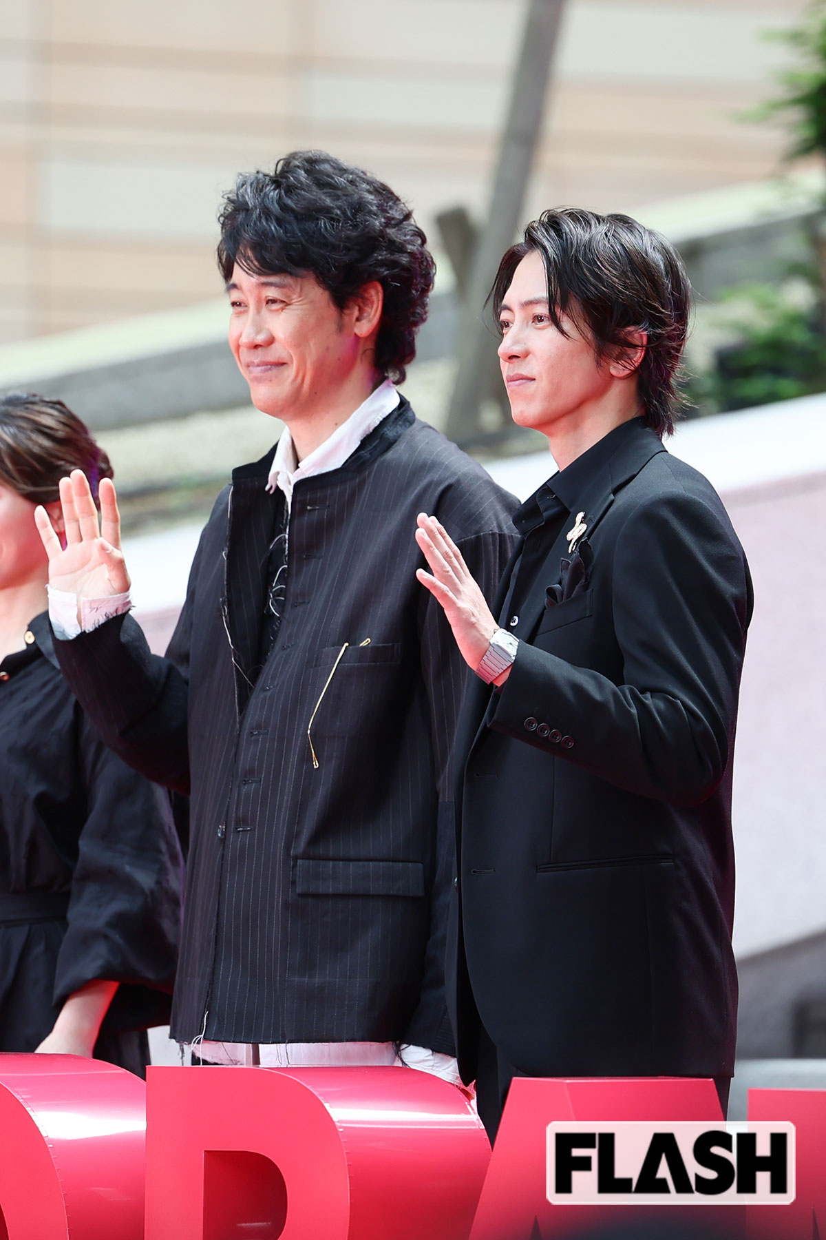 手を振る山下智久