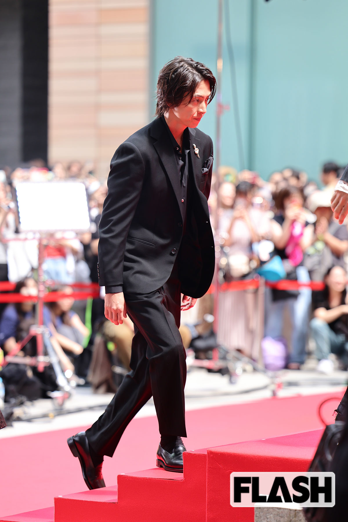 黒いスーツがさまになっている山下智久