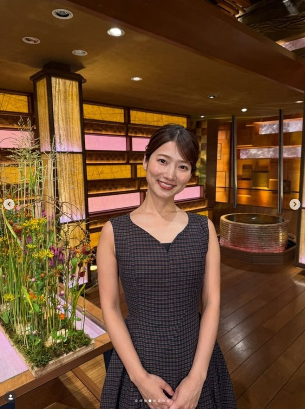安藤萌々アナのノースリーブ姿。胸元の開いたデザインに驚く視聴者が出た（画像・『安藤 萌々 （テレビ朝日アナウンサー）』のInstagram「momo_ando_ex」より）