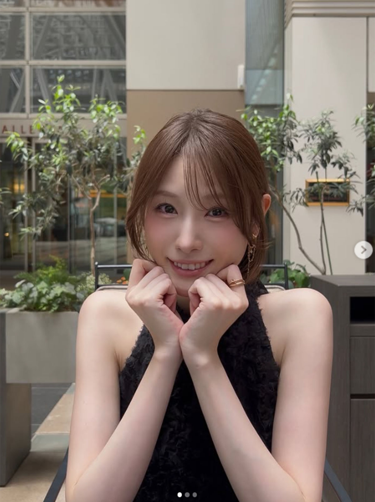 高橋ひかるのInstagramより。大胆に肩を出したショットに、賛否が寄せられた