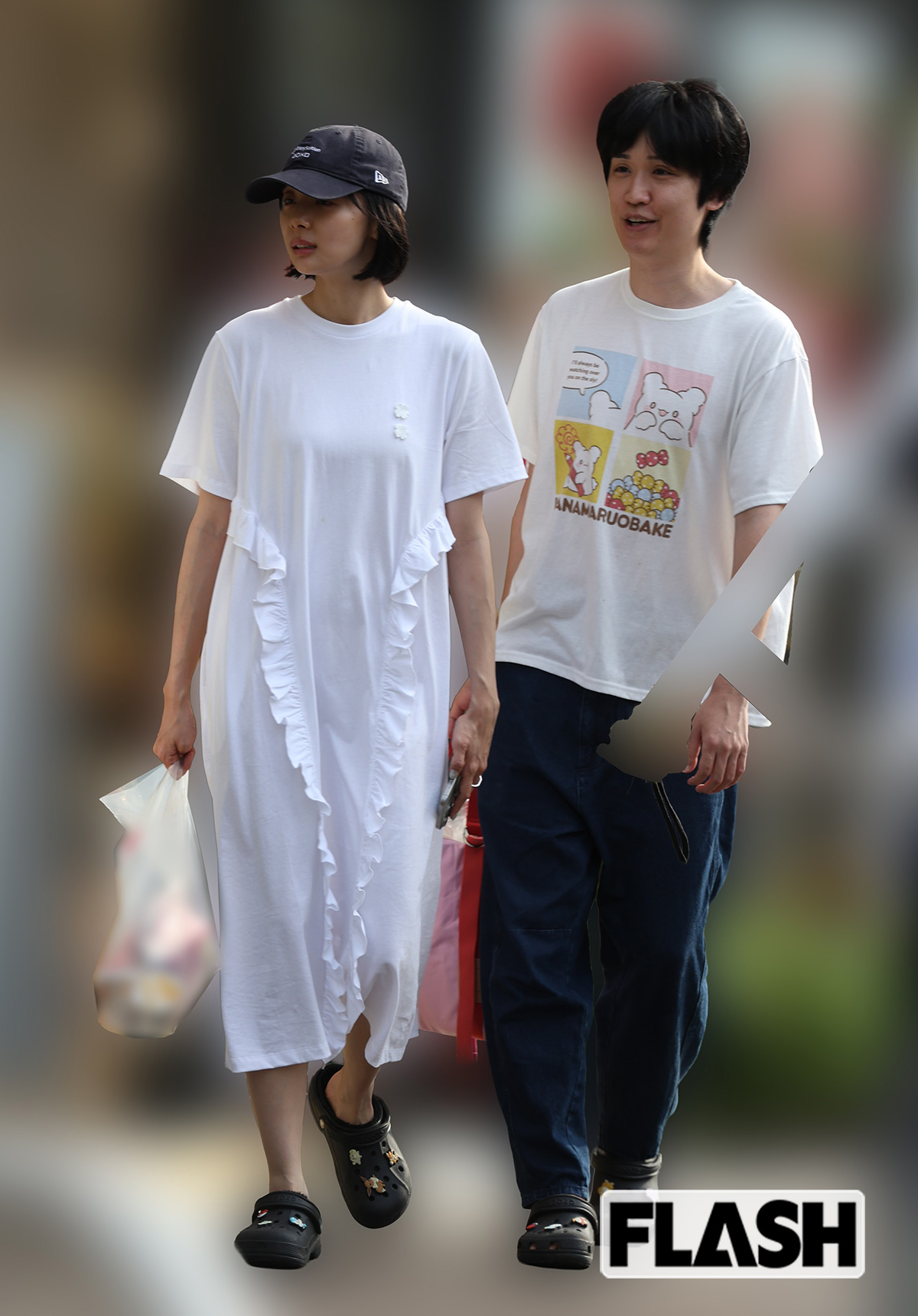 2026年7月、都内で野菜やアイスクリームなどの買い物をしていた岡田紗佳（左）と人気配信者のライバロリ。岡田が会計を済ませる間に、ライバロリが食材をカゴに入れるという “連携プレイ” は抜群だった。2人はお揃いのクロックスを履いており、ポケモンのバッチがついている。ライバロリが好きなキャラ「ルカリオ」や「ポリゴン2」のバッチはついていなかった（写真・伊藤 修）