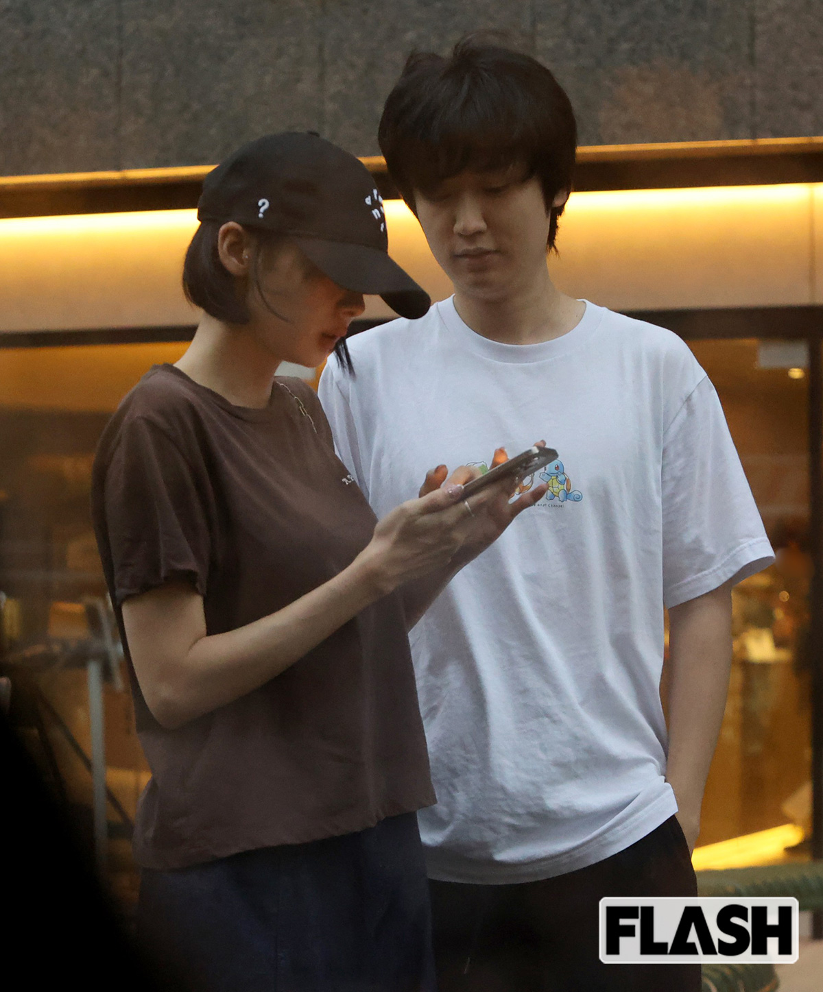 タレント兼プロ雀士の岡田紗佳（左）と人気ポケモン配信者のライバロリ（写真・金谷千治）