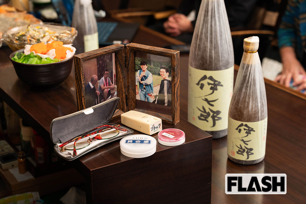 志村けんさんが愛用していたメガネと「バカ殿様」用のメイク道具。乾き亭げそ太郎の自宅で、写真の前に飾っているという(写真・駄道賢剛)