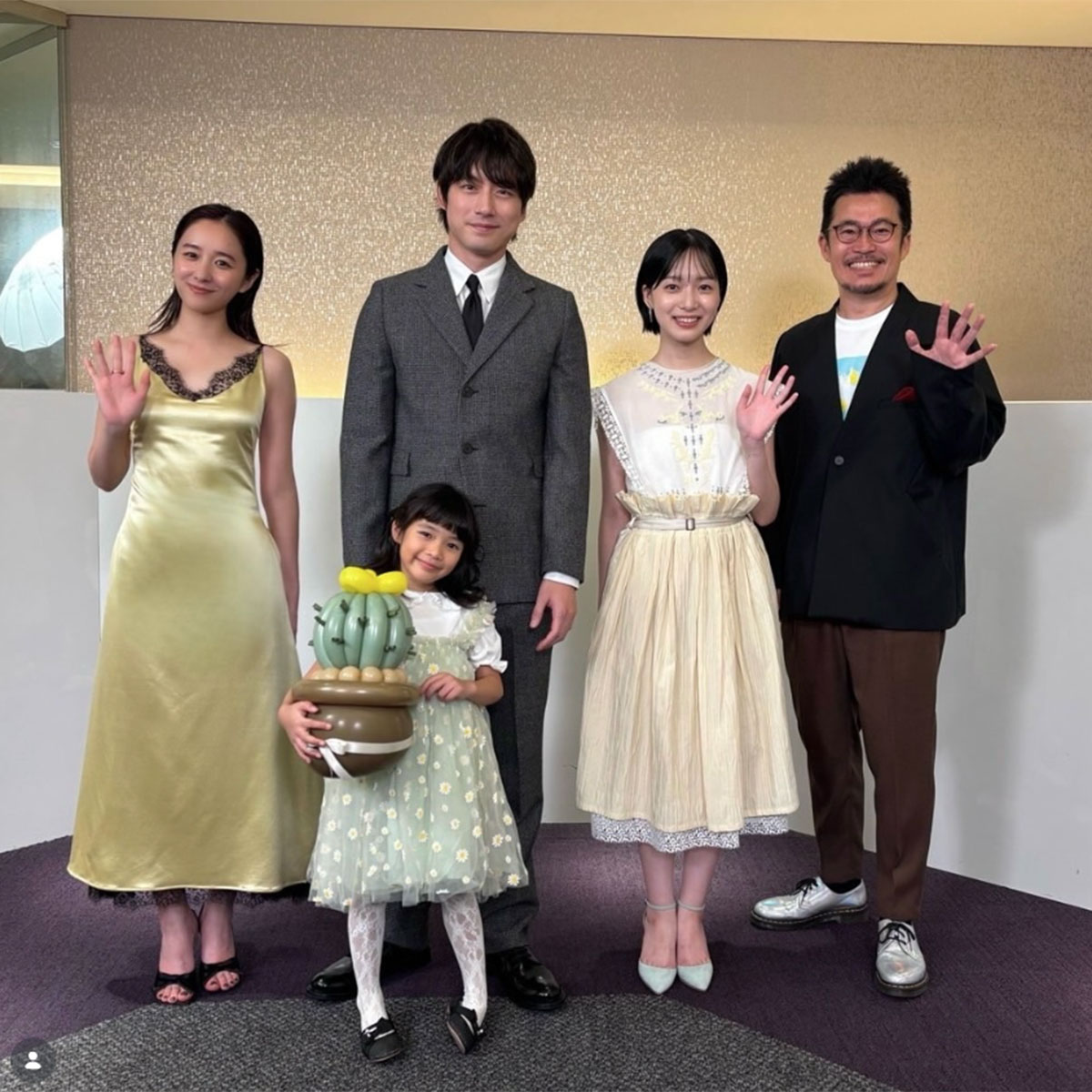 映画『私はあなたを知らない、』舞台あいさつに現れた坂口健太郎（中央）。顔つきが少し丸くなったようにも見え、「誰かわからなかった」の声もあがった（画像・『映画「私はあなたを知らない、」公式』のInstagram「@watashiramovie」より）