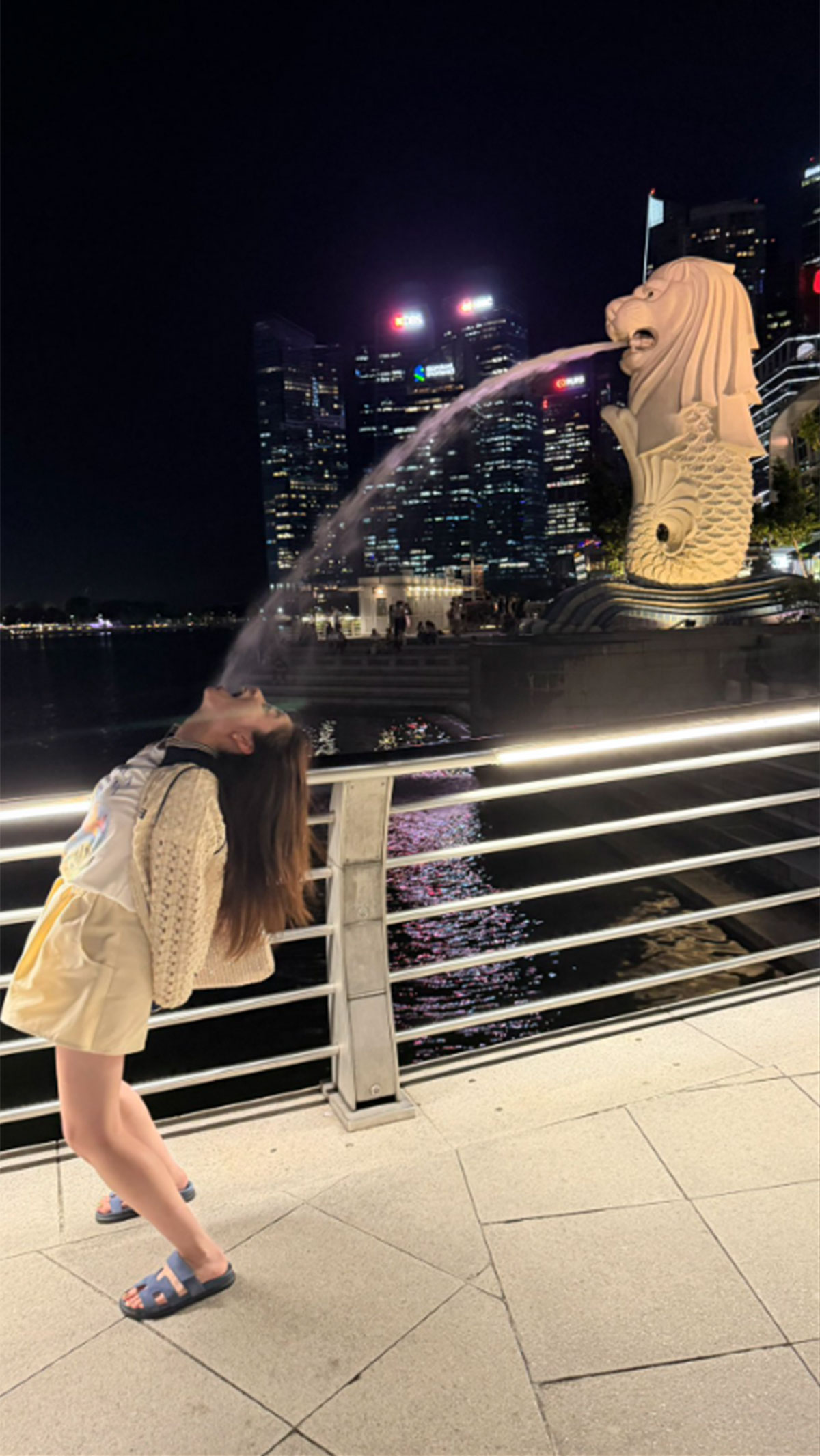 橋本環奈のXより。旅行写真を投稿した橋本だが、ラフな服装にもかかわらず、16万円ほどもするサンダルを履いていることも注目された
