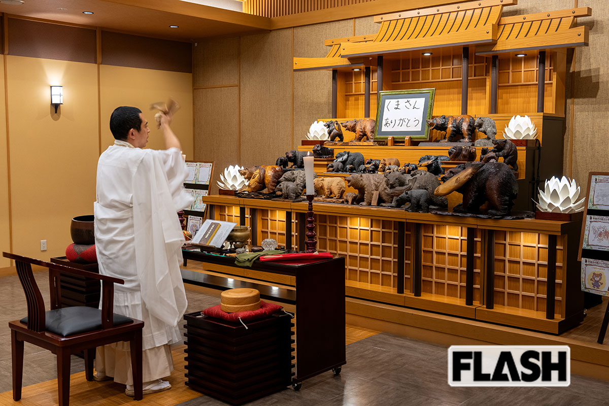 木彫り熊が飾られた祭壇の前で、住職が30分ほど読経供養した（写真・福田ヨシツグ）