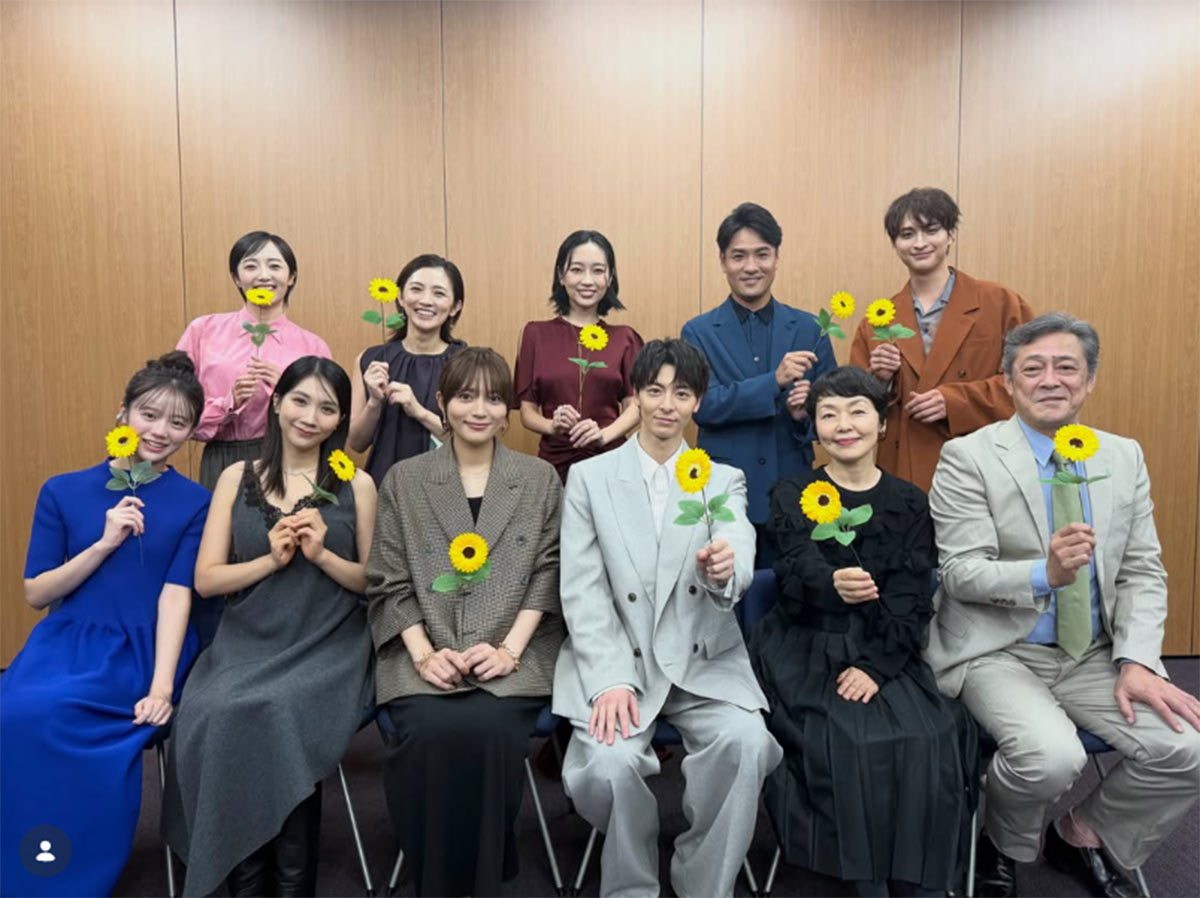 主演映画『ママがもうこの世界にいなくても 私の命の日記』のお披露目試写会に参加した川口春奈(前列左から3人め)。結婚・妊娠発表後初の公の場となったが、豪華なジュエリーを身につけていることが話題になった(画像・『ママがもうこの世界にいなくても 私の命の日記【映画公式】』のInstagram「@mamaseka_movie」より)