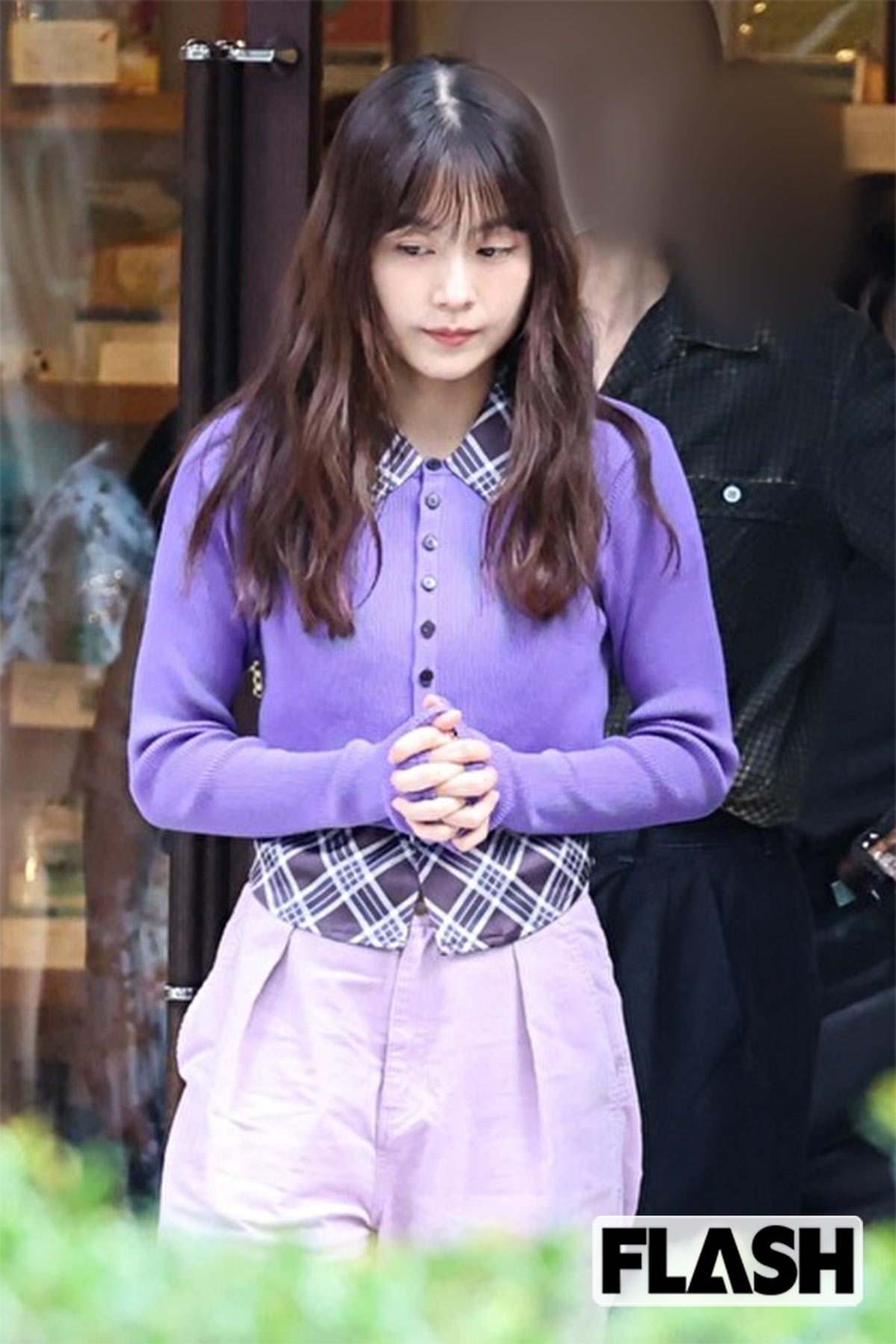 紫色のカーディガンを着こなす有村架純