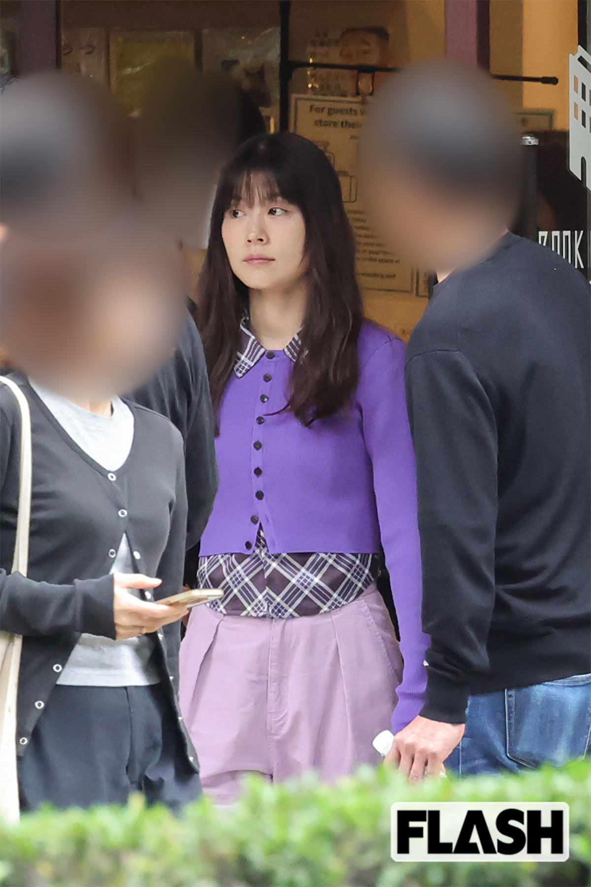 紫色やピンクなど難易度の高い着こなしをする有村架純