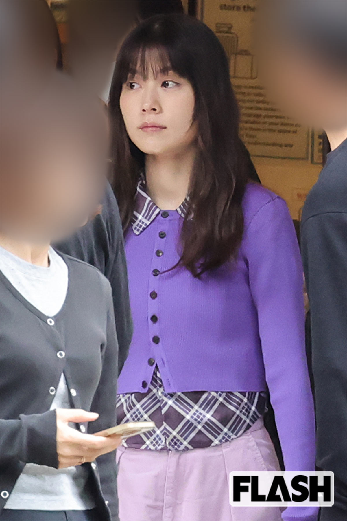 有村架純、紫カーデの独特スタイルで神保町に降臨!　通行人も驚いた“すっぴん風”メイクのCM撮影現場
