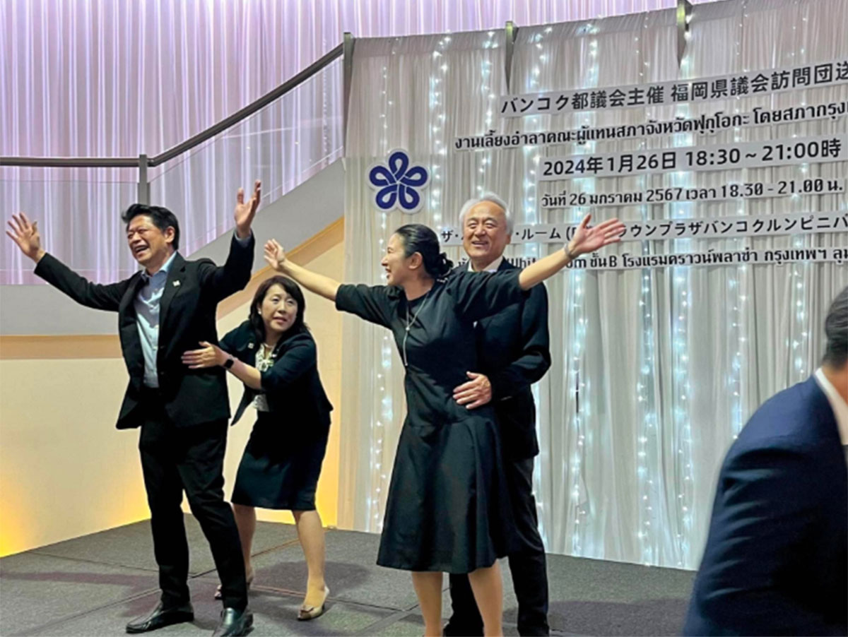 中央で大田京子福岡県議の腰に手を添える蔵内勇夫・前福岡県議会議長（写真・「センキョタイムズWEB」より）