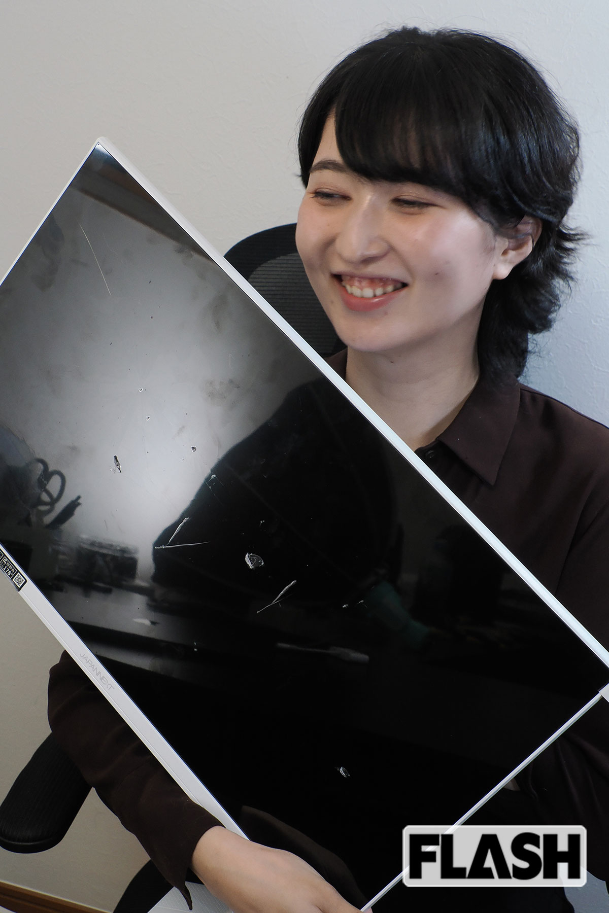 現在の“ヒモ”彼氏との大げんかの末、保利さんが殴って破壊したモニターを抱え、なぜか今日一の笑顔を見せる保利澄香さん（写真・保坂駱駝）
