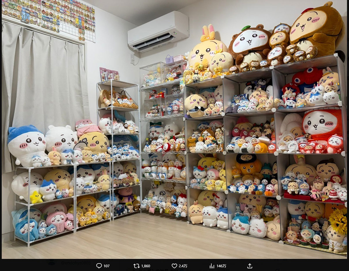 ニッポンの社長・ケツが公開した “ちいかわ部屋”。グッズが壁一面に飾られている（写真・本人のXより）