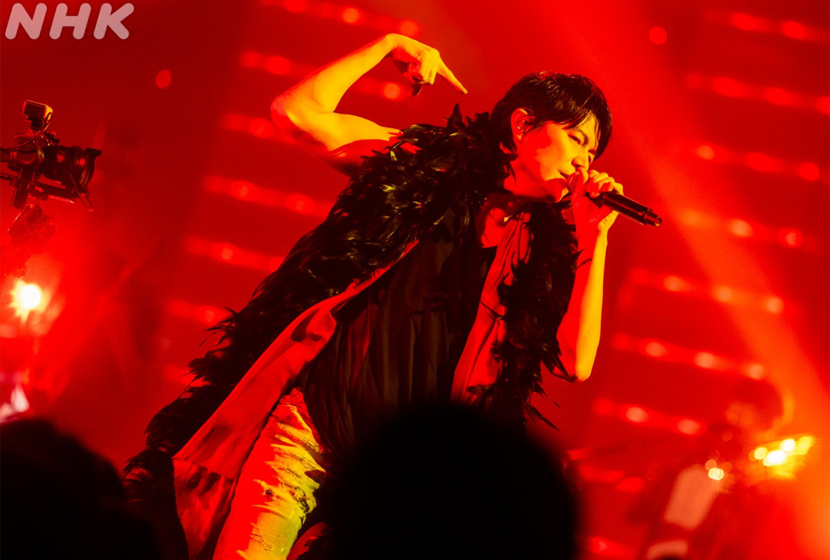 「SONGS」（NHK）公式Xより。福山雅治の奇抜な衣装に、一部から衝撃の声が寄せられた