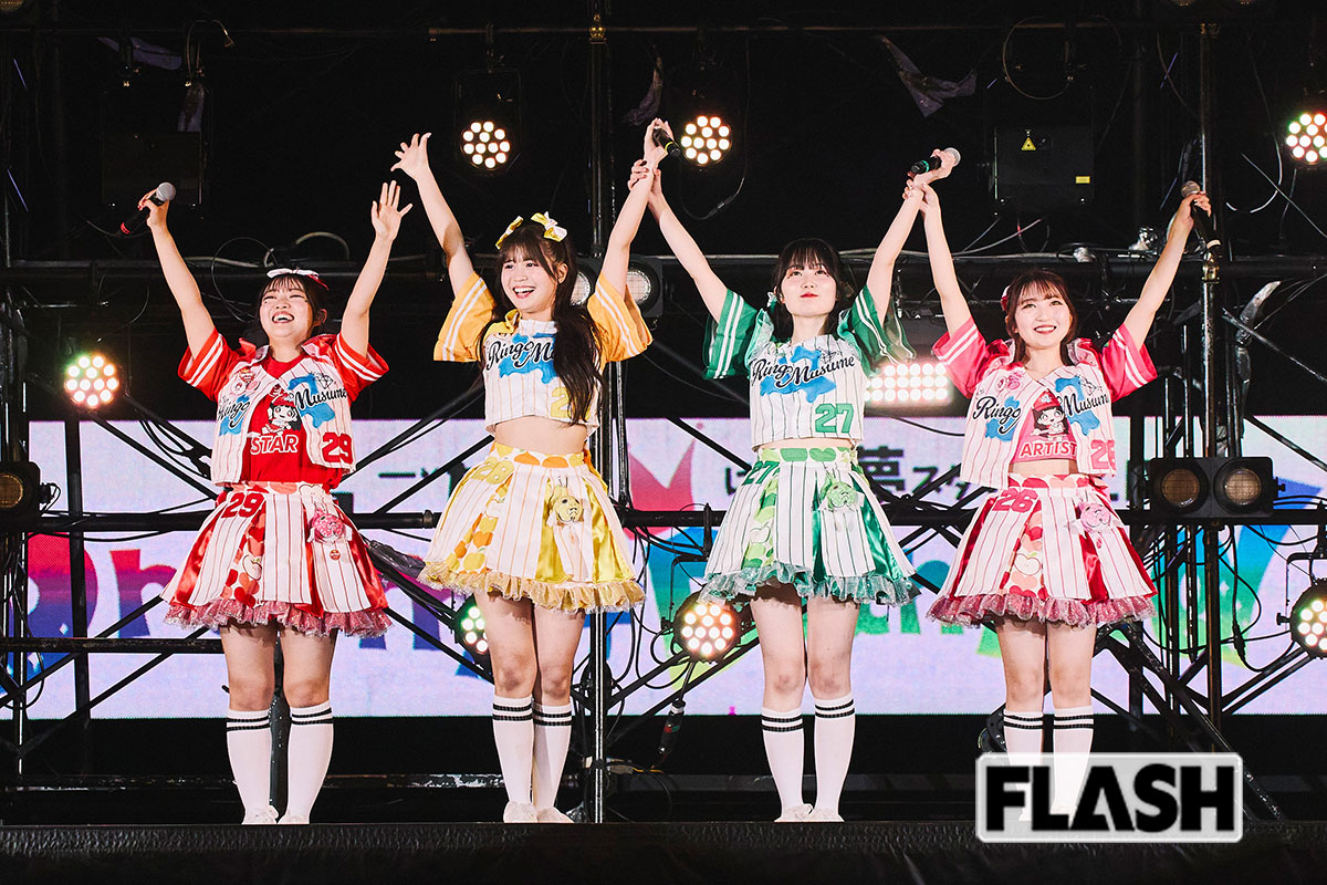はるか夢球場で1万人ライブを開催したりんご娘。左からスターキングデリシャス、金星、はつ恋ぐりん、ピンクレディ