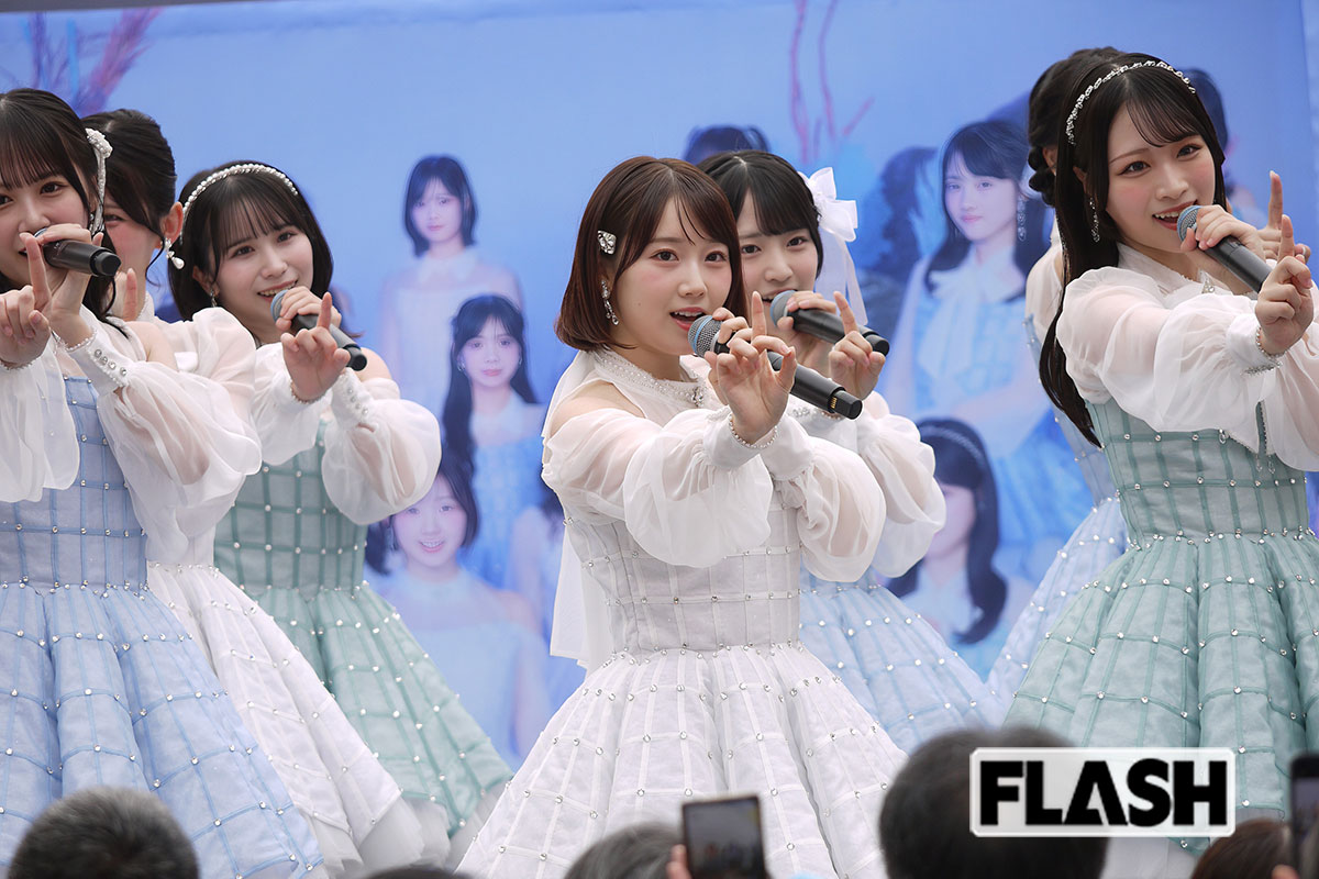 初めてシングル曲でセンターを務める甲斐心愛（写真中）