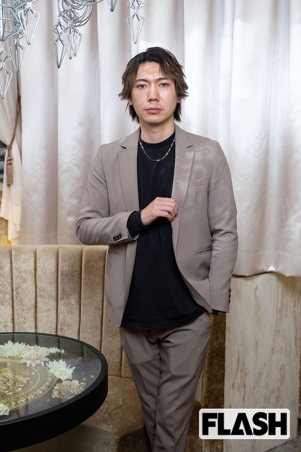 本誌の取材を受ける萬田卍郎氏（写真・福田ヨシツグ）
