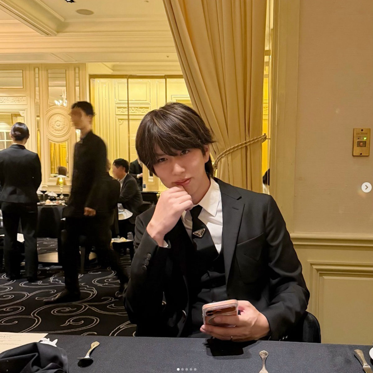 妻と高級レストランにやってきたはじめしゃちょー。育児に参加できていないお詫びだという（写真・本人Instagramより）