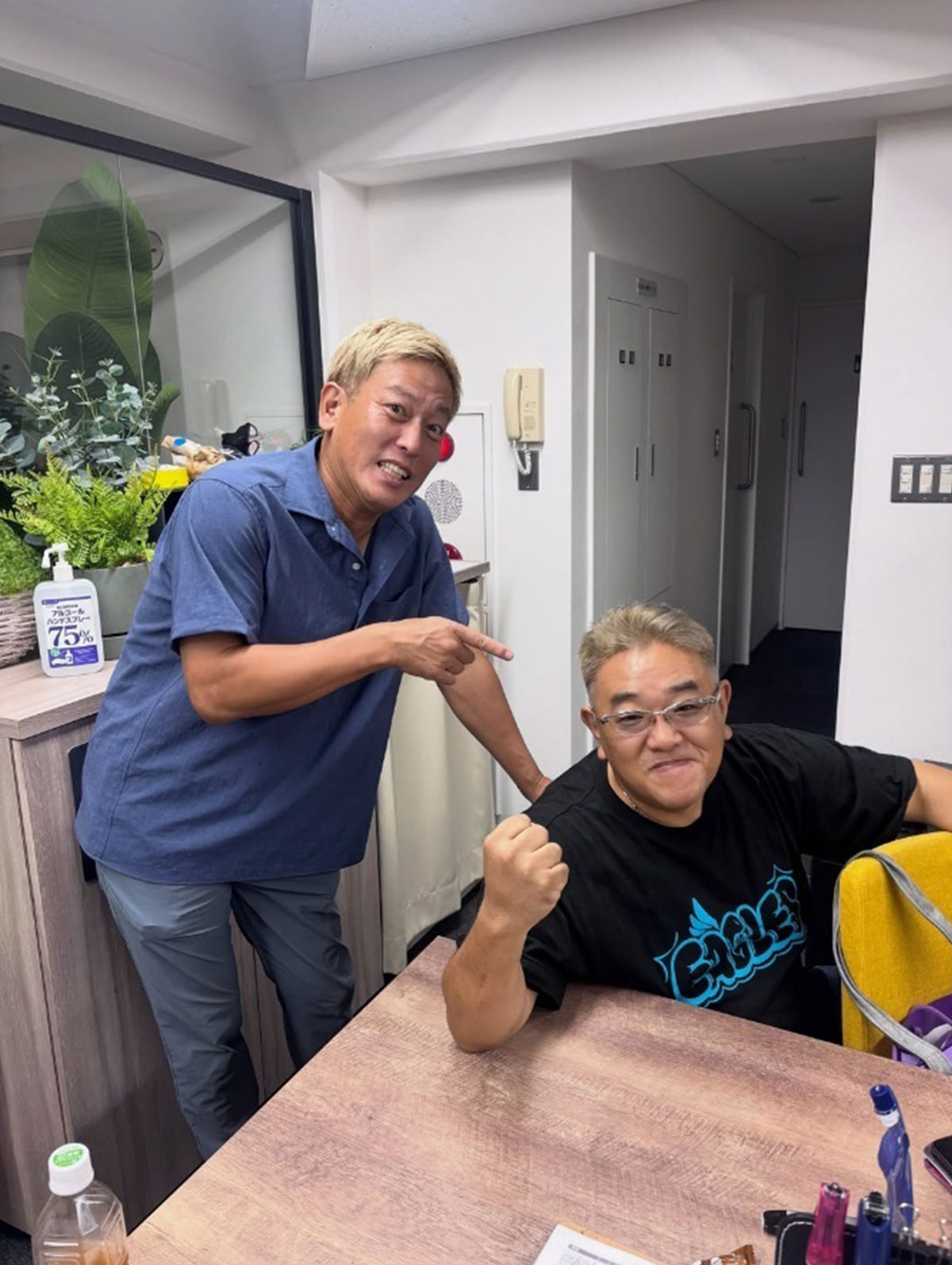退院したことを明かしたサンド伊達（写真・じゅんいちダビッドソンのInstagramより）