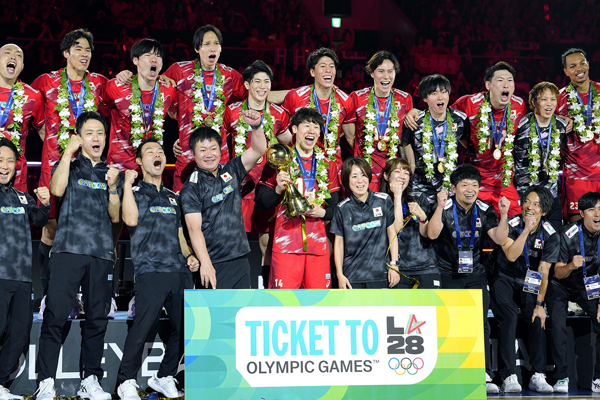 9月13日、バレーボール男子アジア選手権の決勝でイランを破って優勝し、ロス五輪出場権を獲得した日本代表の選手たち（写真・共同通信）