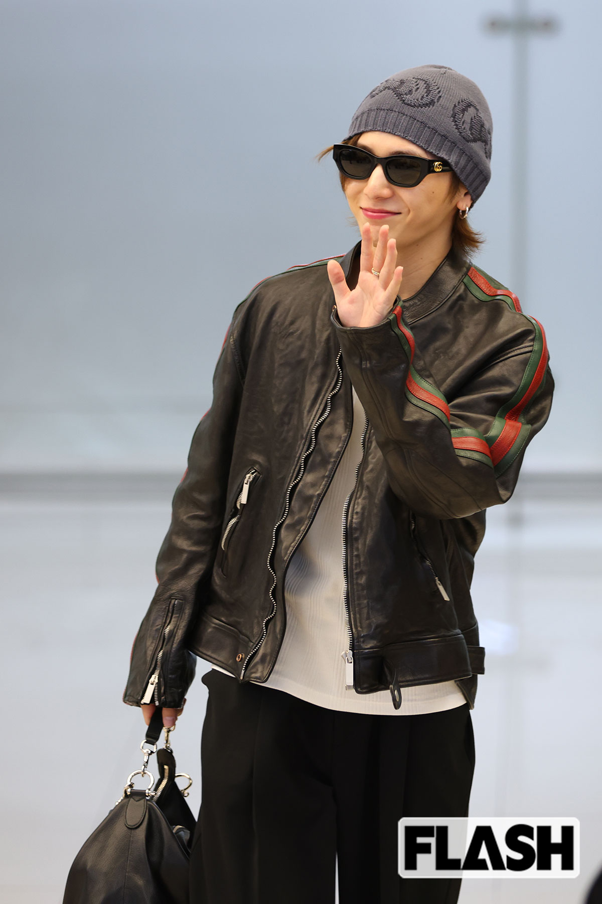 山田涼介「114万円」レザージャケット姿で韓国入り…初のアジアツアーへ空港でファン約100人が大歓声