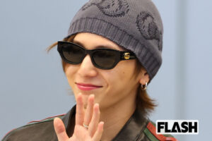 山田涼介「114万円」レザージャケット姿で韓国入り…初のアジアツアーへ空港でファン約100人が大歓声