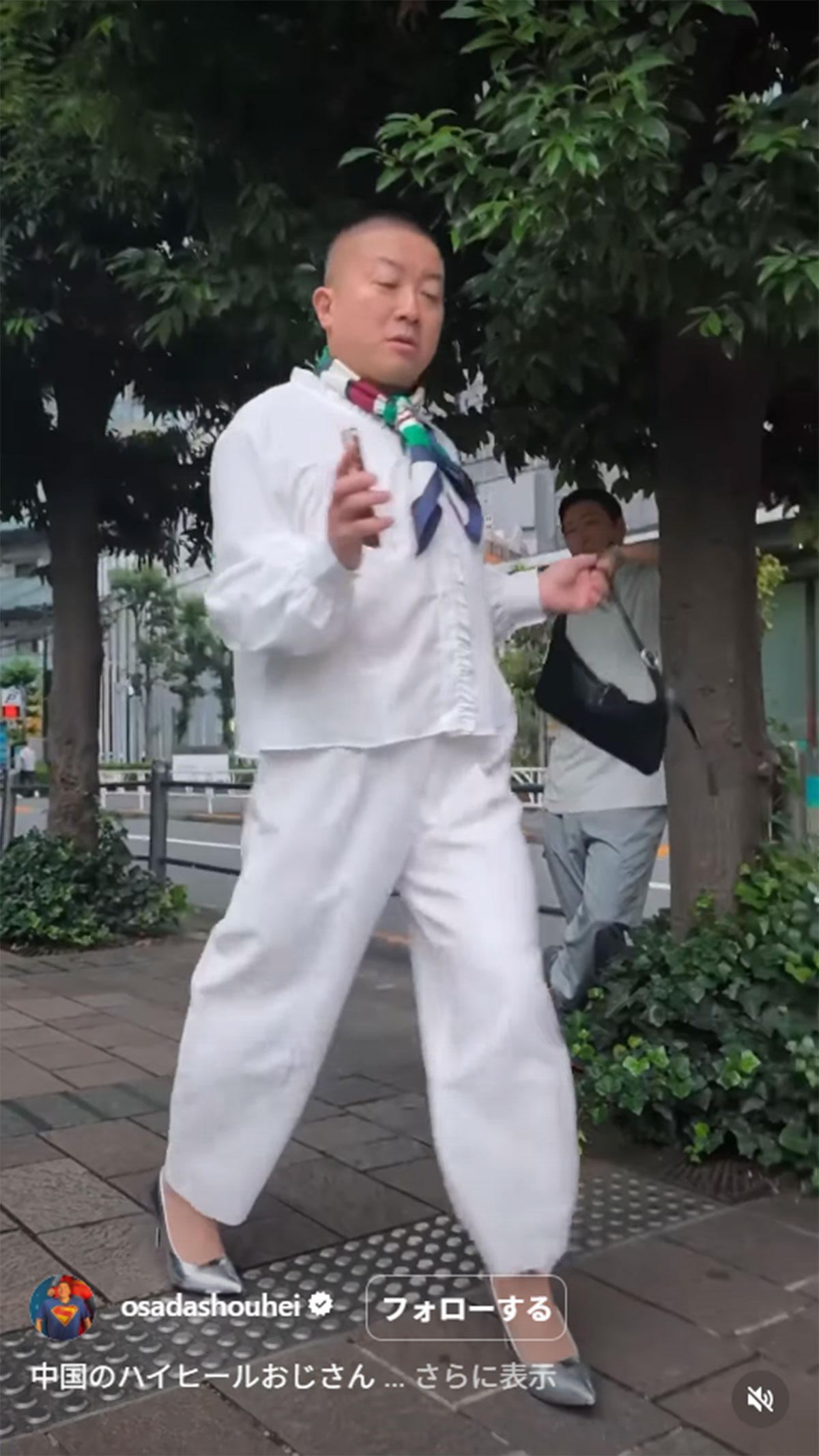 松尾駿が「ハイヒールおじさん」を再現。大反響となっている(長田庄平のInstagramより)