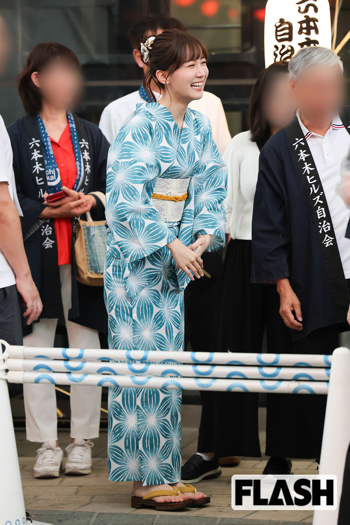 水色のキュートな浴衣姿で会場を魅了したテレビ朝日の新人・谷胡桃アナ