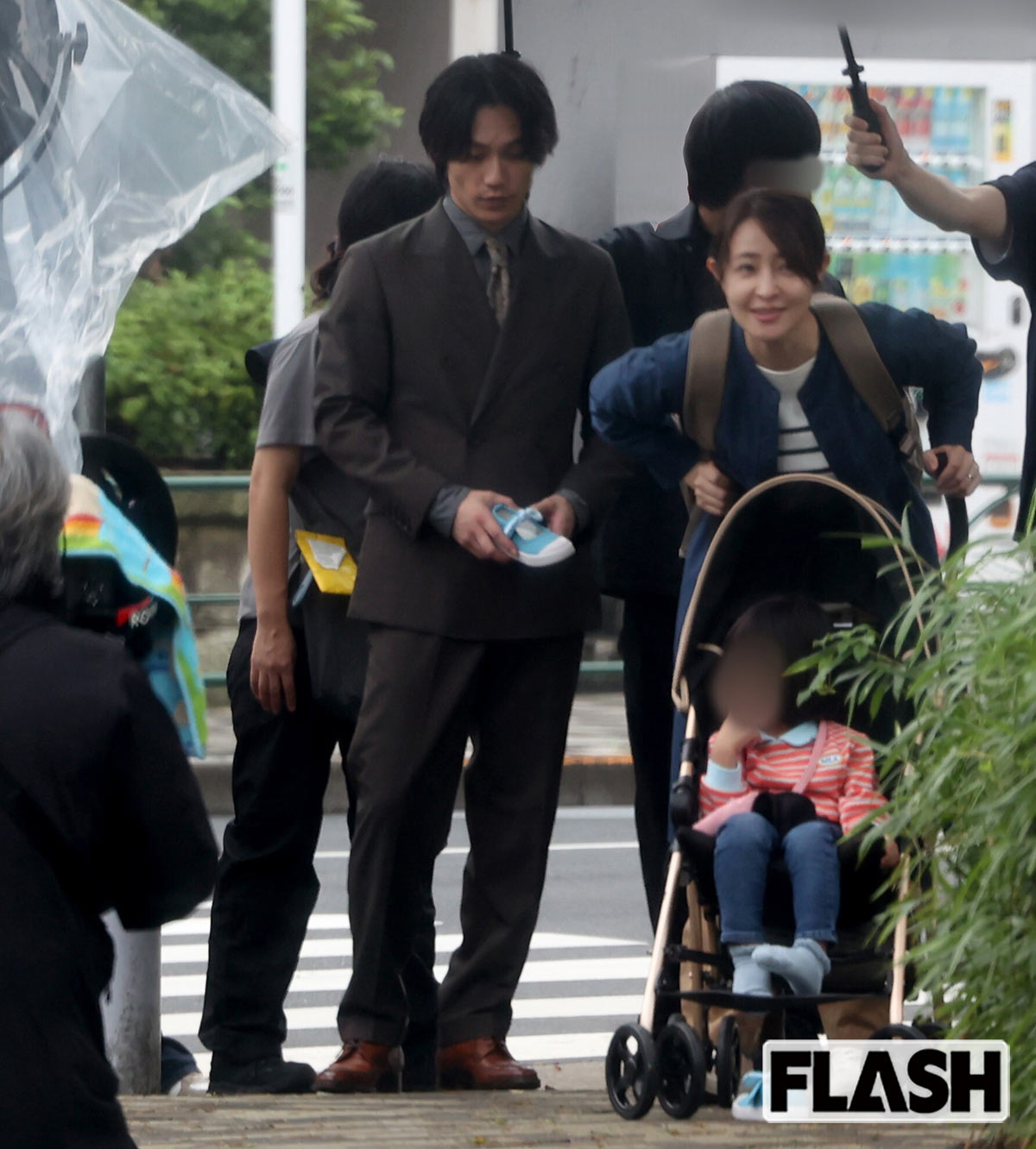 2026年9月、ドラマ『はだかんぼうたち』（テレビ朝日系）のロケをしていたTravis Japanの松田元太（左）と女優の大沢あかね（写真・伊藤 修）