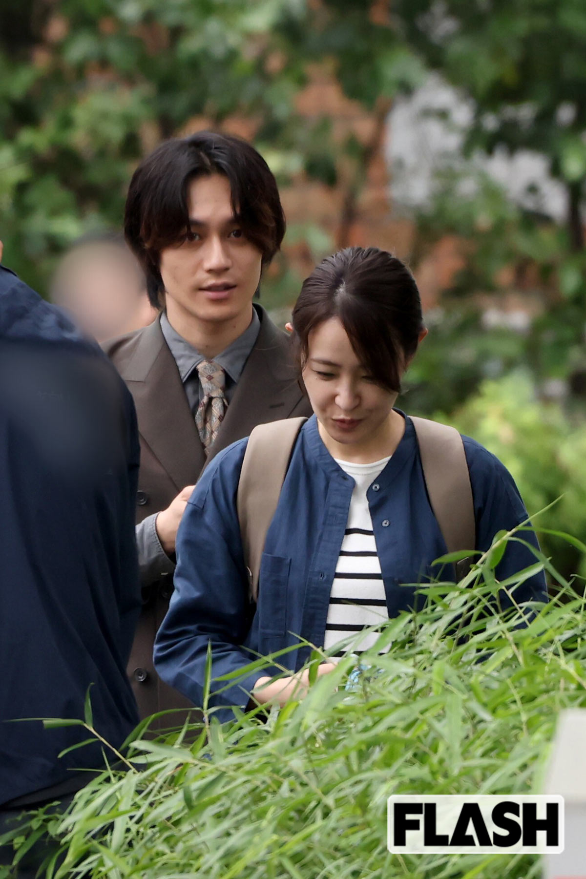 2026年9月、ドラマ『はだかんぼうたち』（テレビ朝日系）のロケをしていたTravis Japanの松田元太（左）と女優の大沢あかね（写真・伊藤 修）