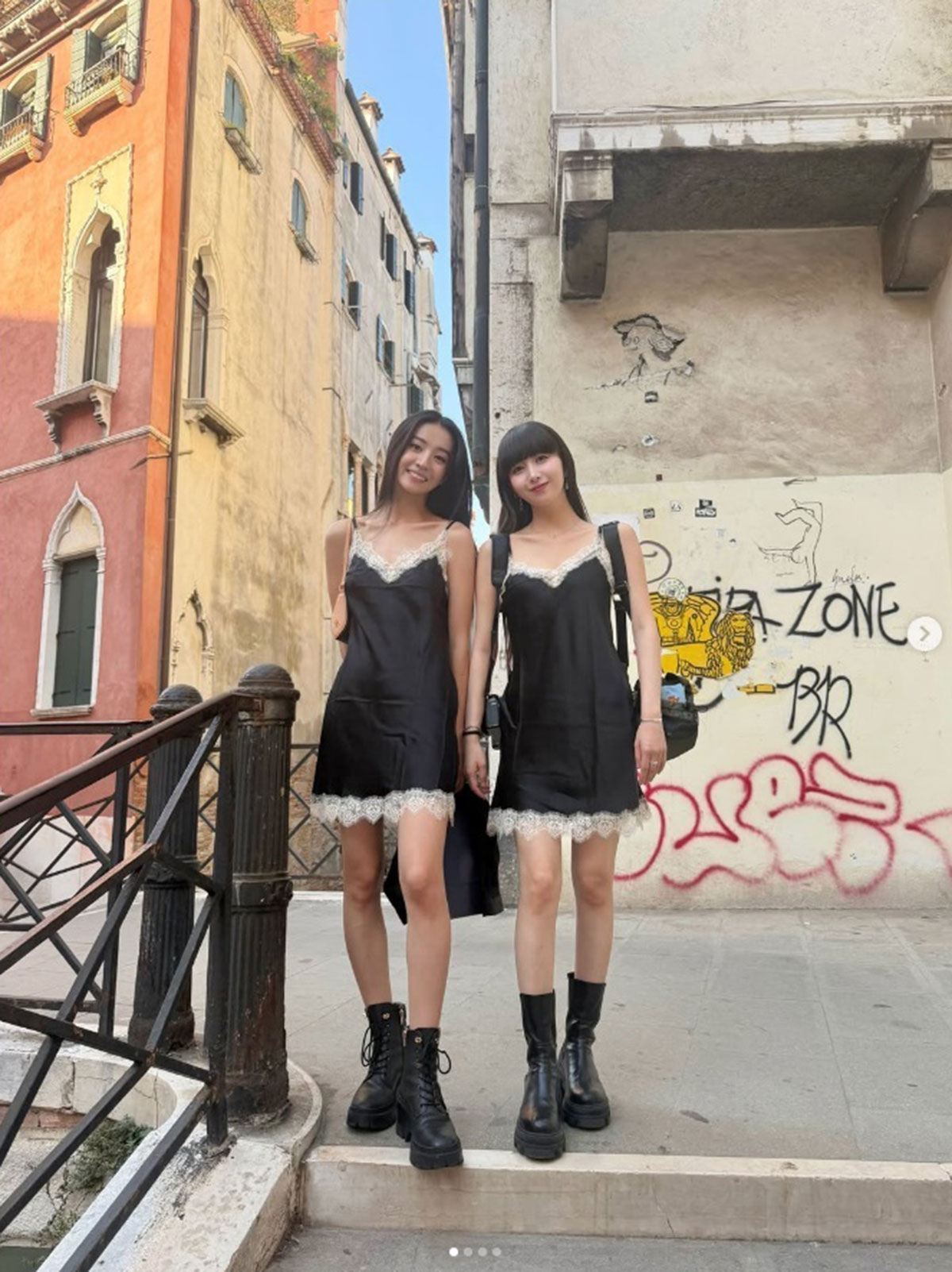 イタリアでIntimissimiのお揃いのキャミソールを着たKoki,とCocomi。その姿に賛否が別れている（写真・本人Instagramより） 