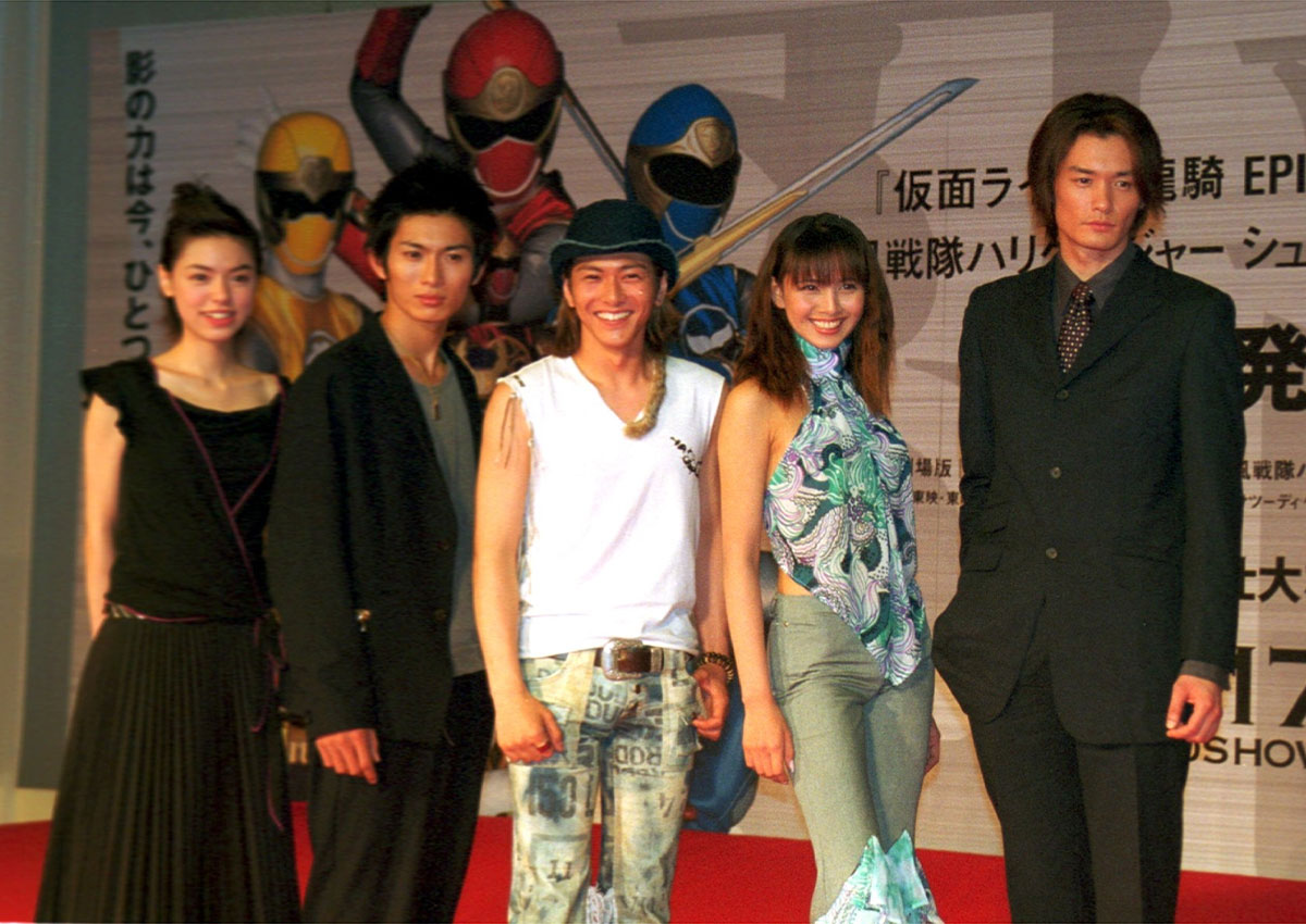 『仮面ライダー龍騎』に出演していた小田井涼平（右端）。さすがのイケメンぶりだ