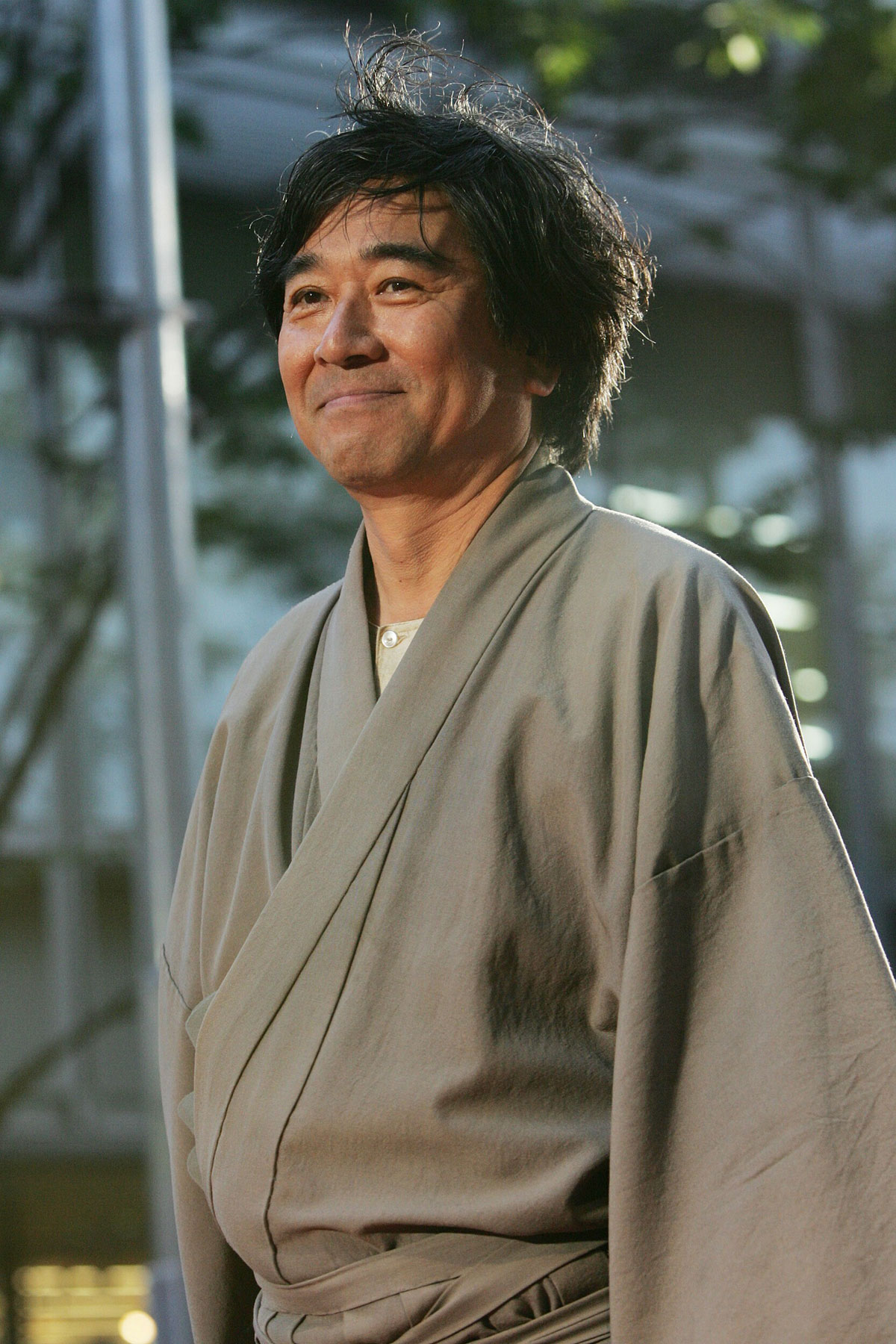 2006年の第19回東京国際映画祭で、30年ぶりにリメイクされた『犬神家の一族』にちなみ、金田一耕助の衣装で登場した石坂浩二（写真・YUTAKA/アフロ）