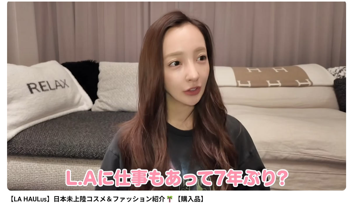 板野友美のYouTubeより。騒動から2週間ぶりの更新となったが、Tシャツ・薄メイクでの登場となった
