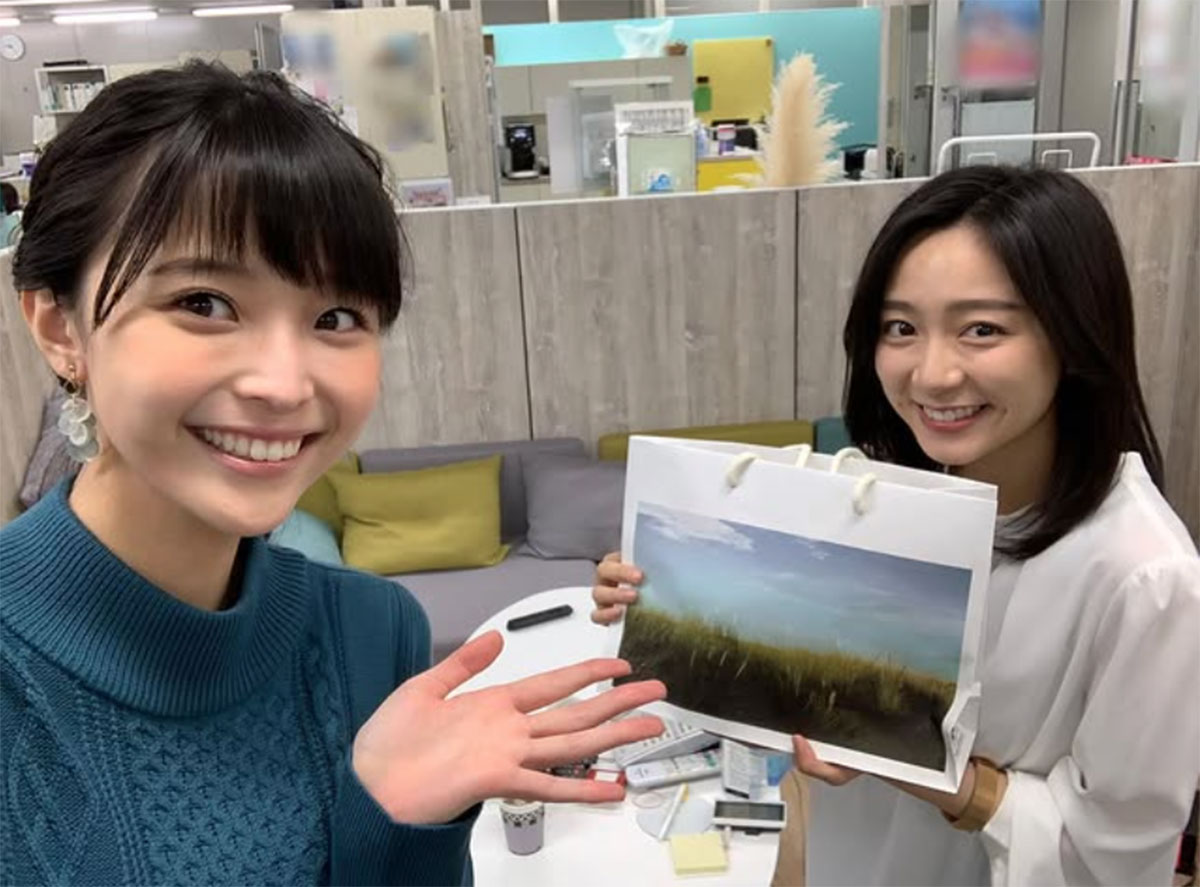 2020年11月、Instagramに渡邊渚が投稿した写真では、同期のフジテレビ・佐久間みなみアナにプレゼントを渡す様子が。仲のよさそうな姿を見せていた2人だが、現在はInstagramの相互フォローを外しており、その関係が心配されている（画像・渡邊渚のInstagram「@watanabenagisa_」より）