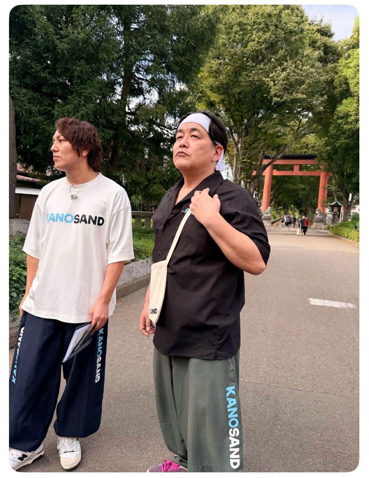 狩野英孝のXより。サンドウィッチマン富澤たけしとのロケ姿を投稿したが富澤の左手側が空いていることに注目が集まった