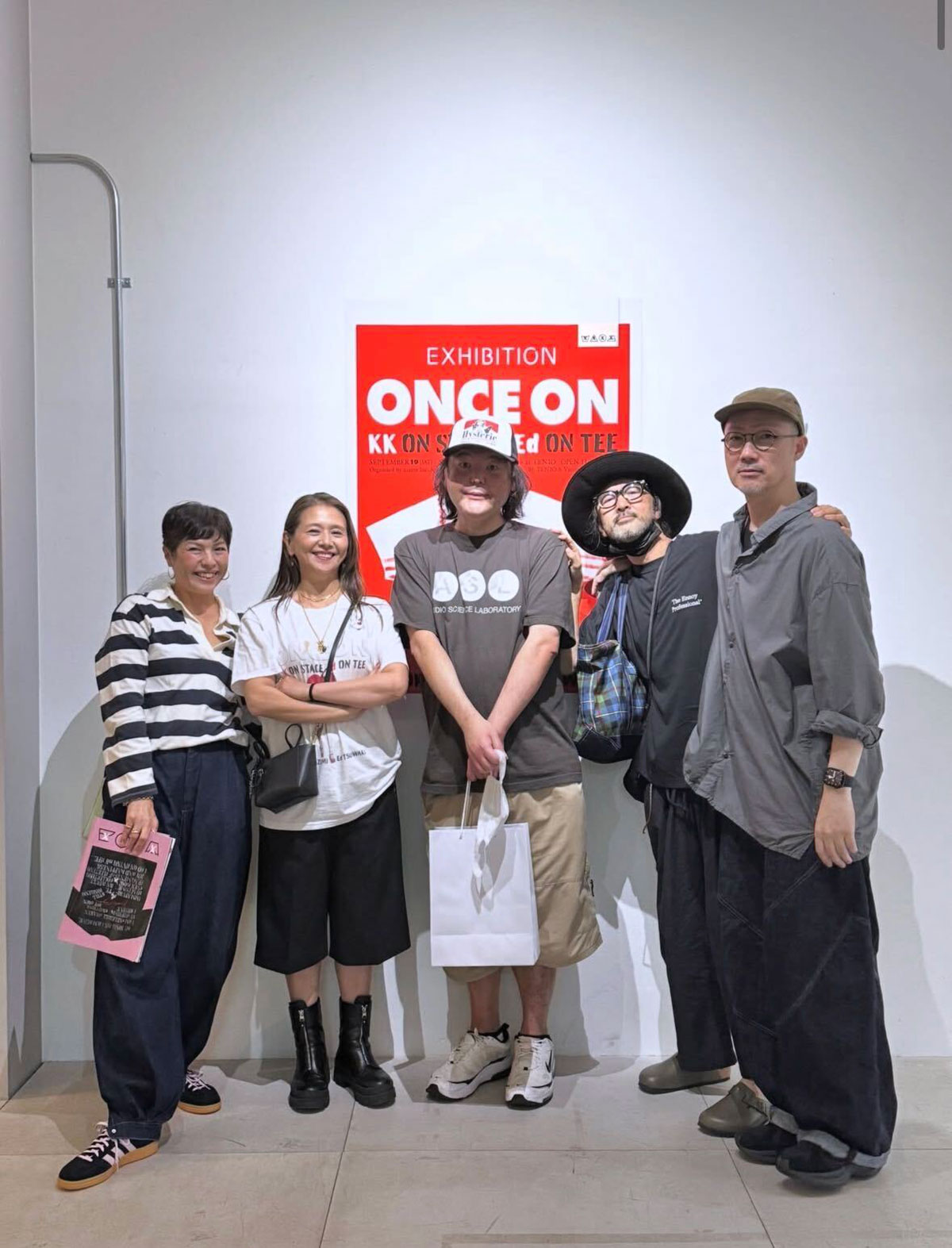 Ed TSUWAKI氏のInstagramより。展覧会の告知をおこなった。小泉今日子は、左から2番め