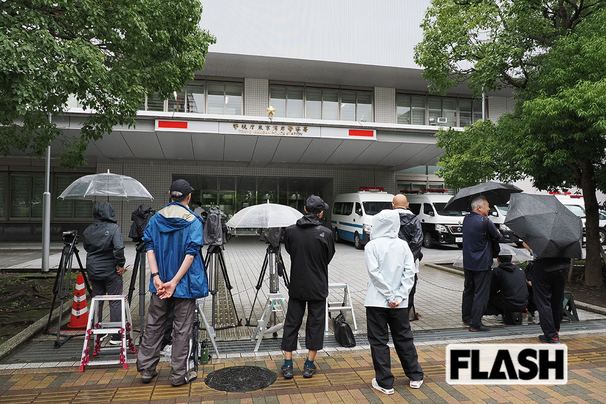 猪俣容疑者の事件報道直後、湾岸署に集まる報道陣（写真・梅基展央）
