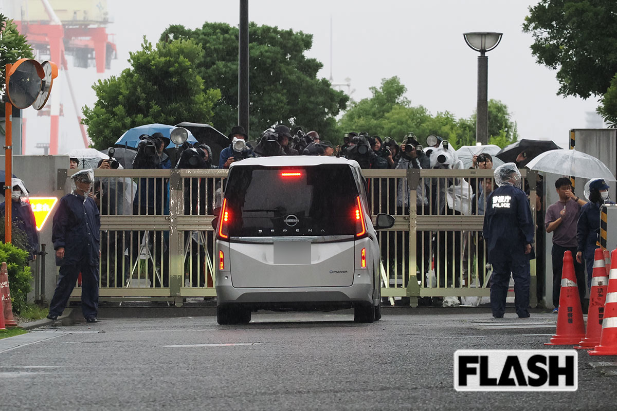 9月20日、留置されていた東京湾岸警察署から送検された猪俣周杜の乗った車に集まる報道陣（写真・梅基展央）